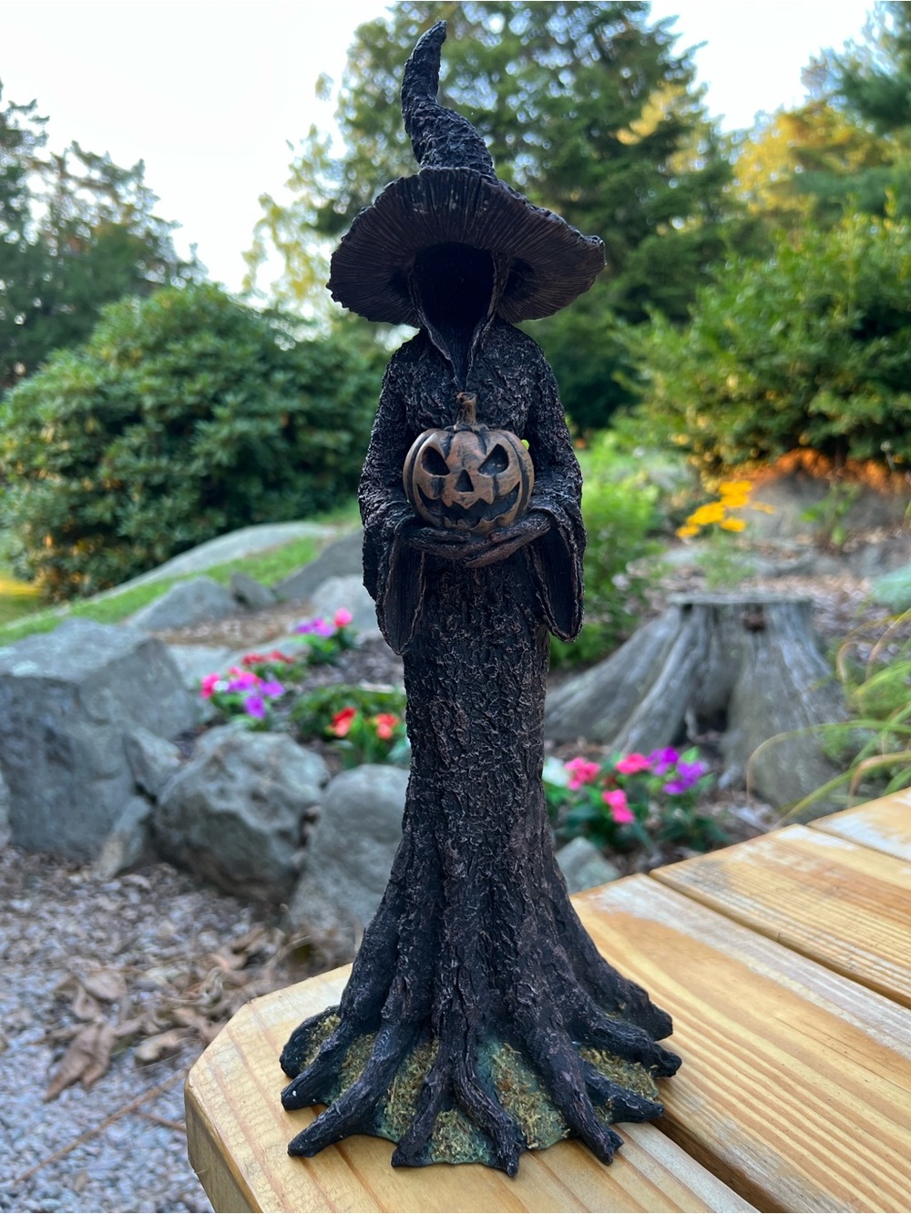 Authentique Spooky Night Faceless Witch pumpkin tree Halloween statue- VIRAL HTF